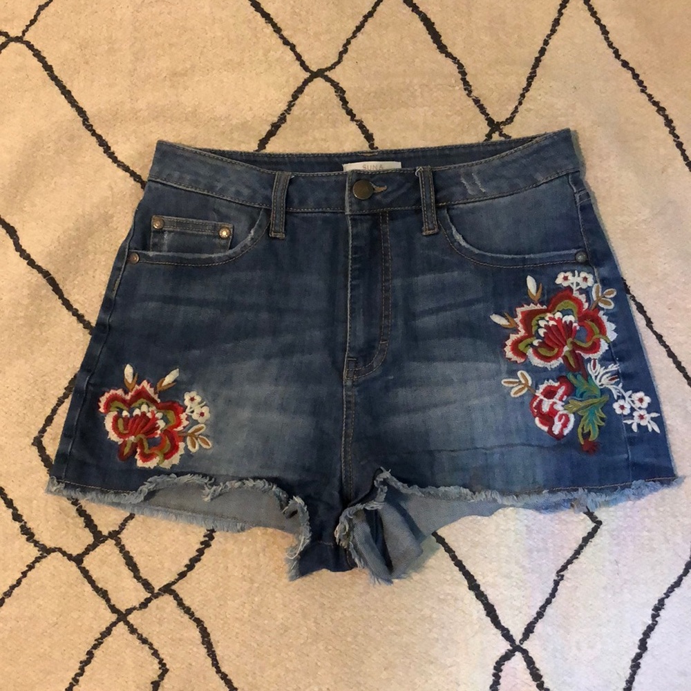 Flower Embroidered Short Shorts